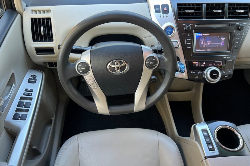 Toyota Prius v Vehicle Full-screen Gallery Image 14