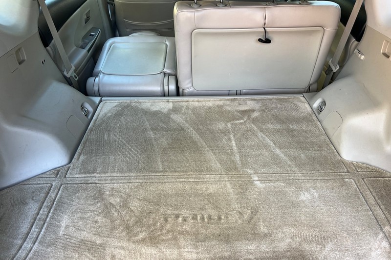 Toyota Prius v Vehicle Full-screen Gallery Image 15