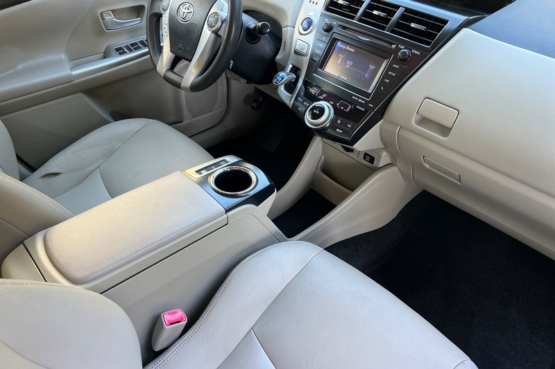 Toyota Prius v Vehicle Full-screen Gallery Image 16