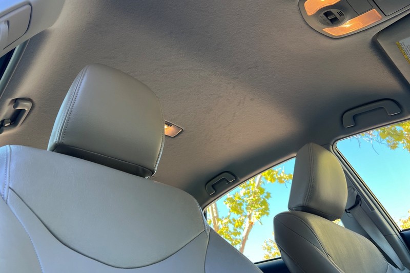 Toyota Prius v Vehicle Full-screen Gallery Image 17