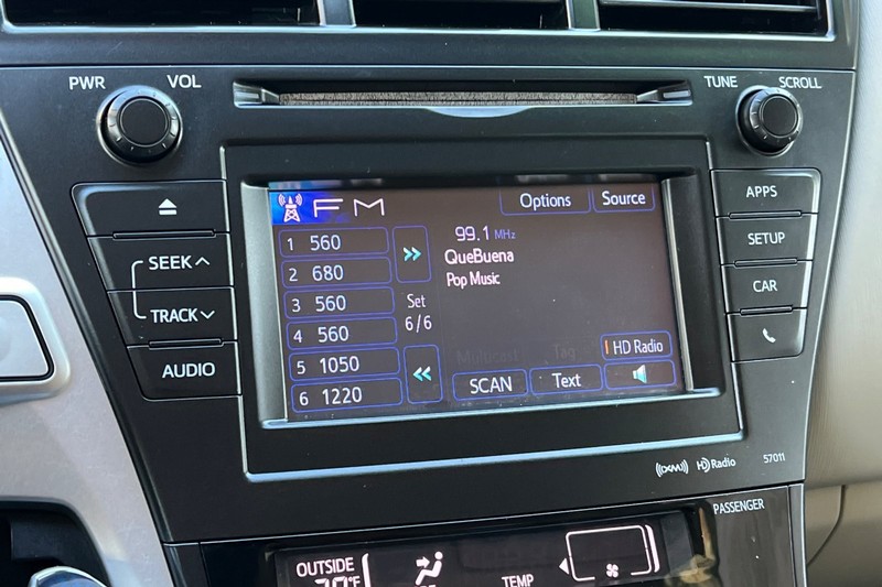 Toyota Prius v Vehicle Full-screen Gallery Image 18