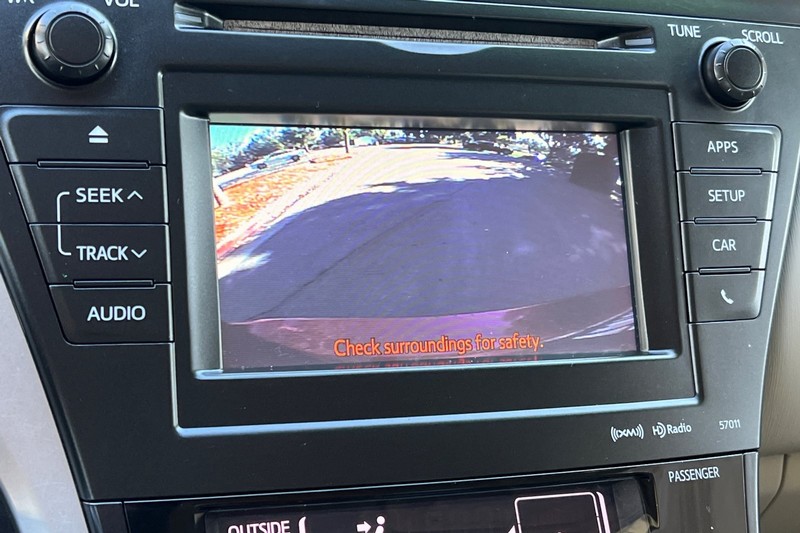 Toyota Prius v Vehicle Full-screen Gallery Image 19