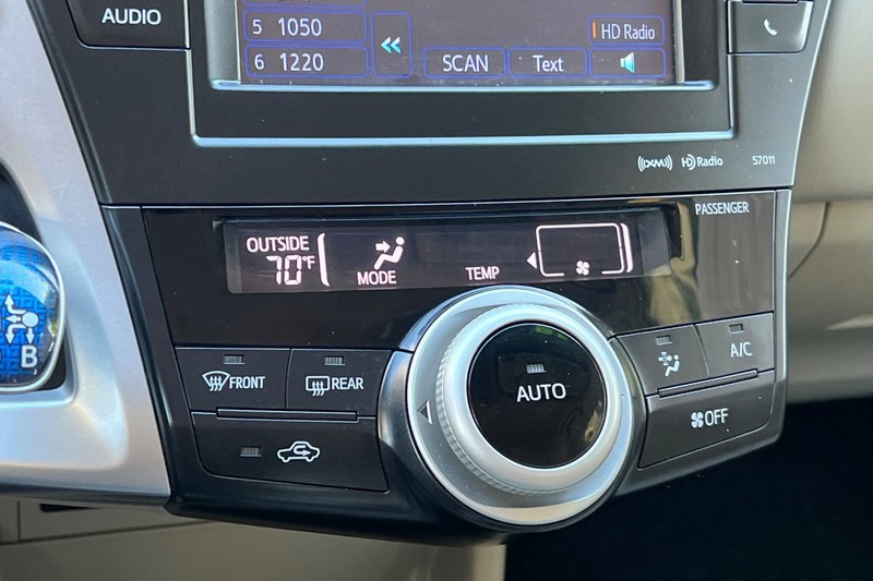 Toyota Prius v Vehicle Full-screen Gallery Image 20