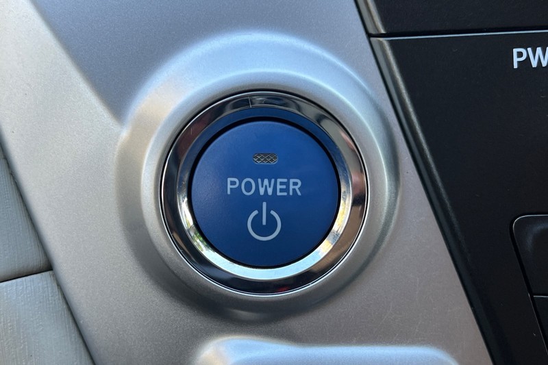 Toyota Prius v Vehicle Full-screen Gallery Image 22