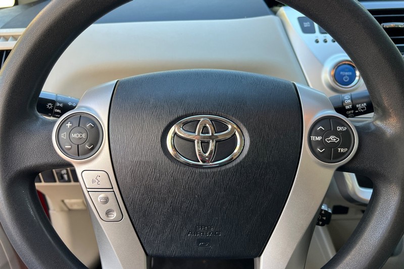 Toyota Prius v Vehicle Full-screen Gallery Image 23