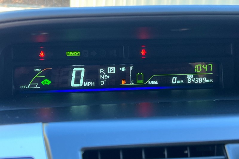 Toyota Prius v Vehicle Full-screen Gallery Image 24
