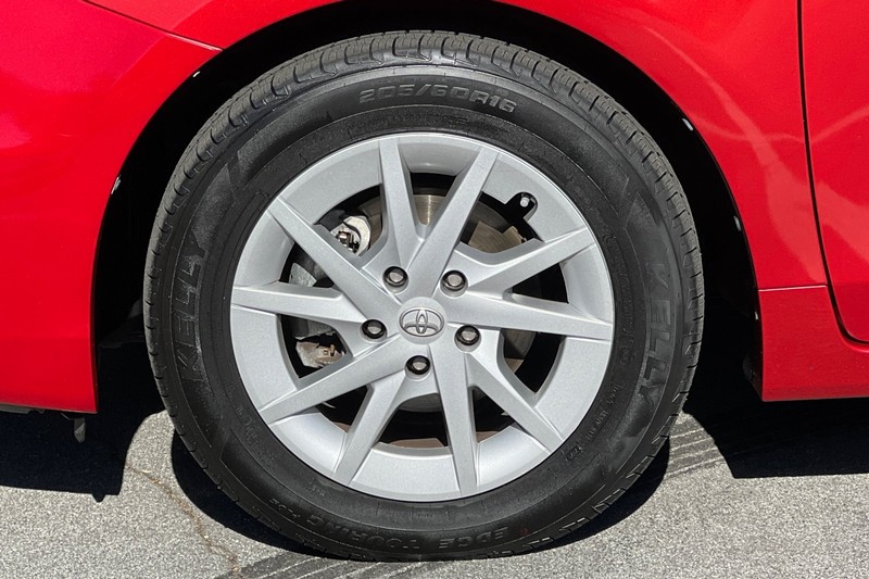 Toyota Prius v Vehicle Full-screen Gallery Image 26