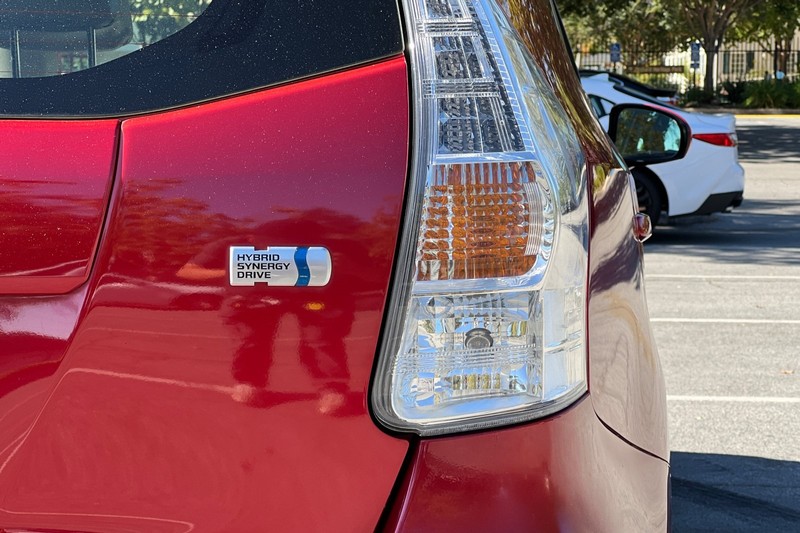 Toyota Prius v Vehicle Full-screen Gallery Image 27