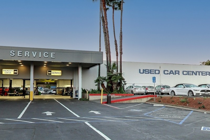 Toyota Prius v Vehicle Full-screen Gallery Image 30