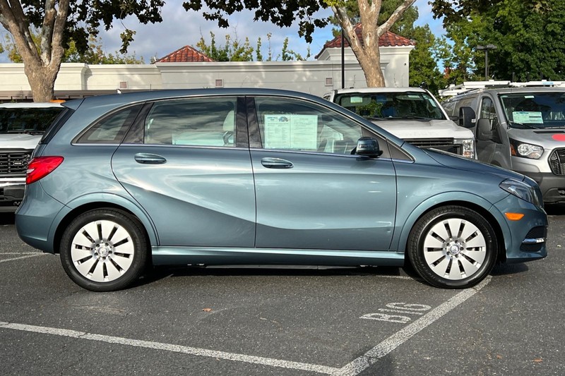 Mercedes-Benz B-Class Vehicle Full-screen Gallery Image 03