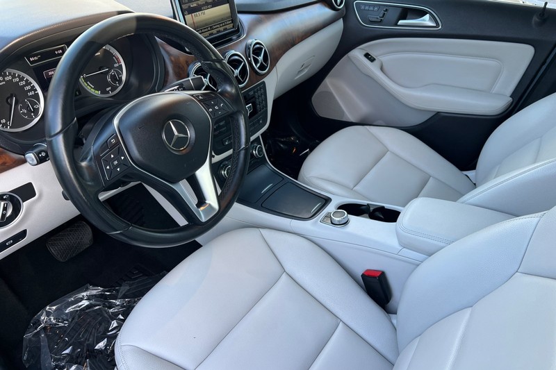 Mercedes-Benz B-Class Vehicle Full-screen Gallery Image 10