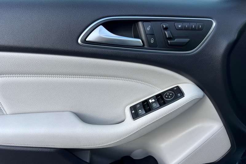 Mercedes-Benz B-Class Vehicle Full-screen Gallery Image 11