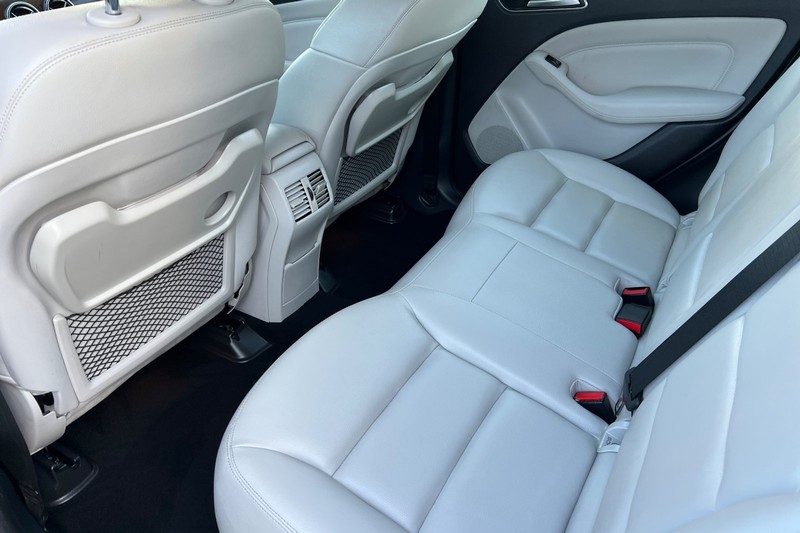 Mercedes-Benz B-Class Vehicle Full-screen Gallery Image 12