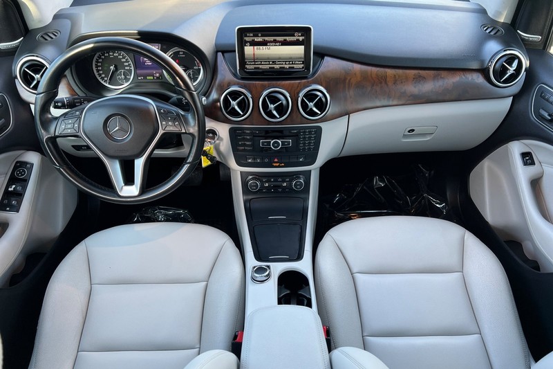 Mercedes-Benz B-Class Vehicle Full-screen Gallery Image 13