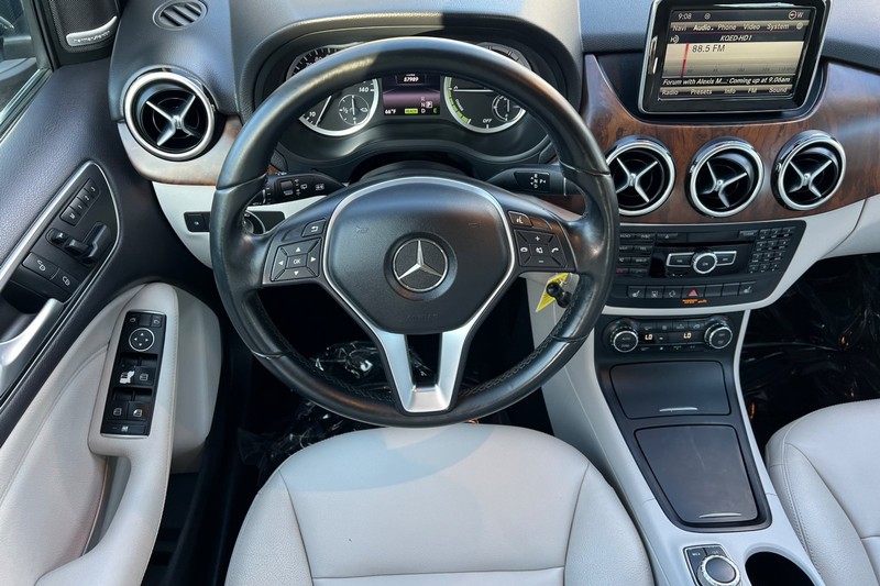 Mercedes-Benz B-Class Vehicle Full-screen Gallery Image 14