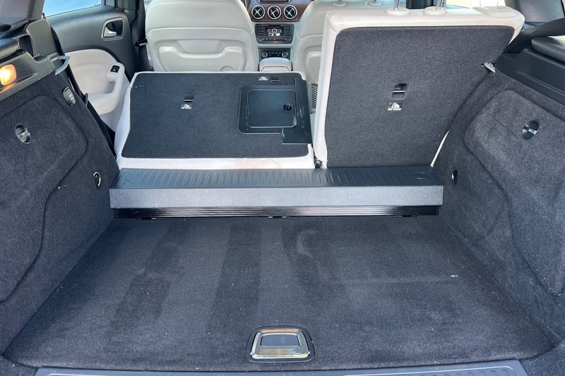 Mercedes-Benz B-Class Vehicle Full-screen Gallery Image 15