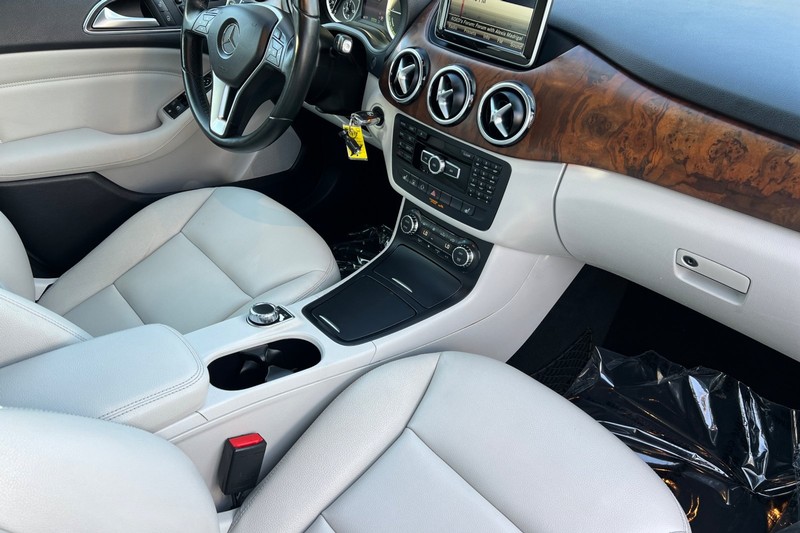 Mercedes-Benz B-Class Vehicle Full-screen Gallery Image 16