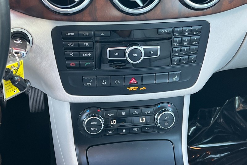 Mercedes-Benz B-Class Vehicle Full-screen Gallery Image 21