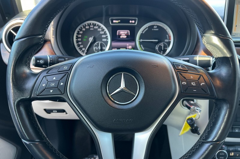Mercedes-Benz B-Class Vehicle Full-screen Gallery Image 23