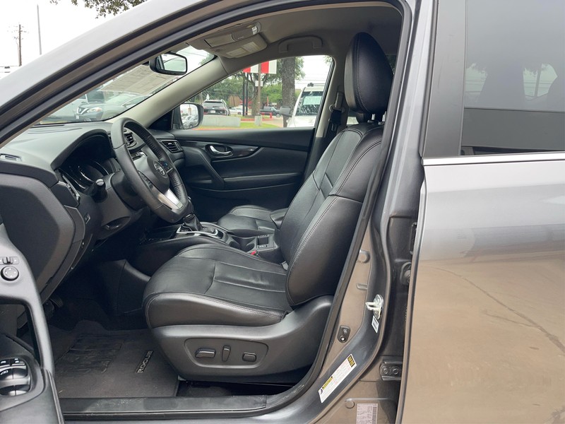 Nissan Rogue Vehicle Full-screen Gallery Image 7