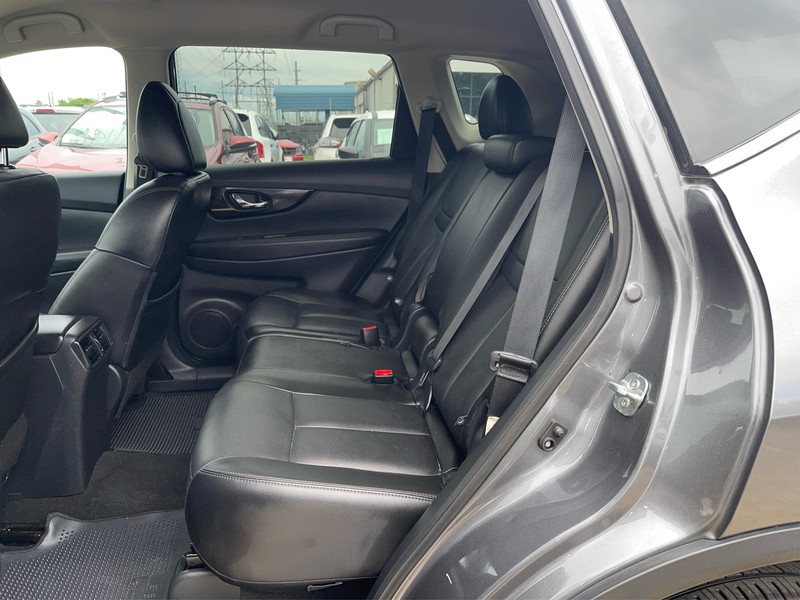 Nissan Rogue Vehicle Full-screen Gallery Image 8