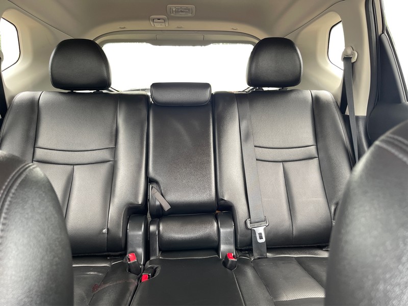 Nissan Rogue Vehicle Full-screen Gallery Image 11