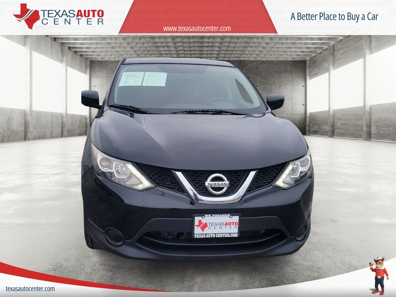 Nissan Rogue Sport Vehicle Full-screen Gallery Image 3