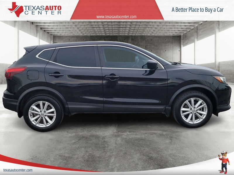 Nissan Rogue Sport Vehicle Full-screen Gallery Image 4