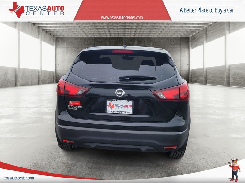 Nissan Rogue Sport Vehicle Full-screen Gallery Image 6