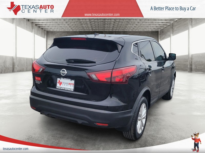 Nissan Rogue Sport Vehicle Full-screen Gallery Image 7