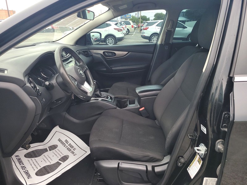 Nissan Rogue Sport Vehicle Full-screen Gallery Image 9