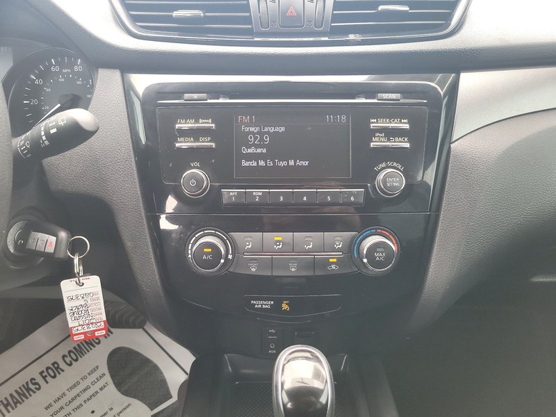 Nissan Rogue Sport Vehicle Full-screen Gallery Image 12