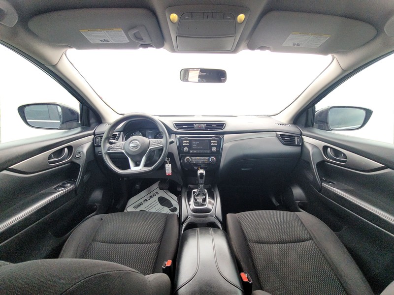 Nissan Rogue Sport Vehicle Full-screen Gallery Image 15