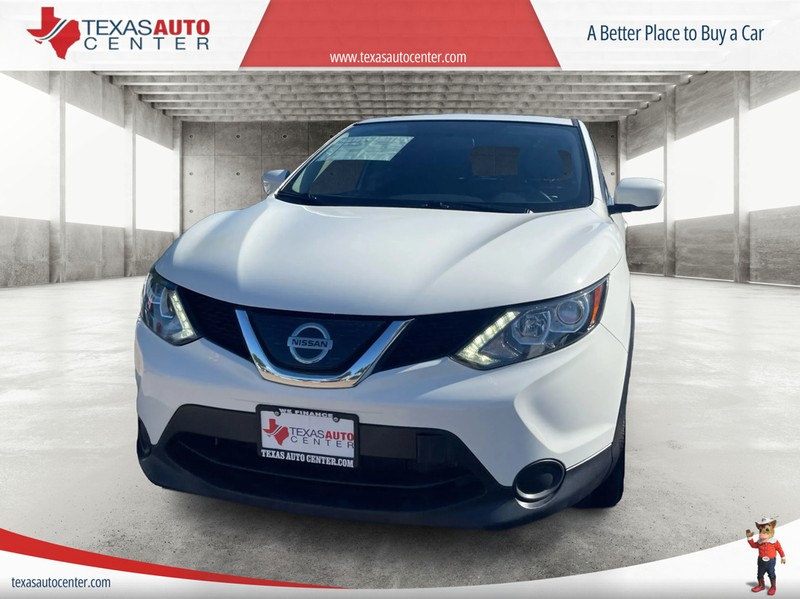 Nissan Rogue Sport Vehicle Full-screen Gallery Image 3