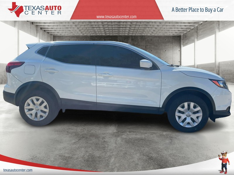 Nissan Rogue Sport Vehicle Full-screen Gallery Image 4