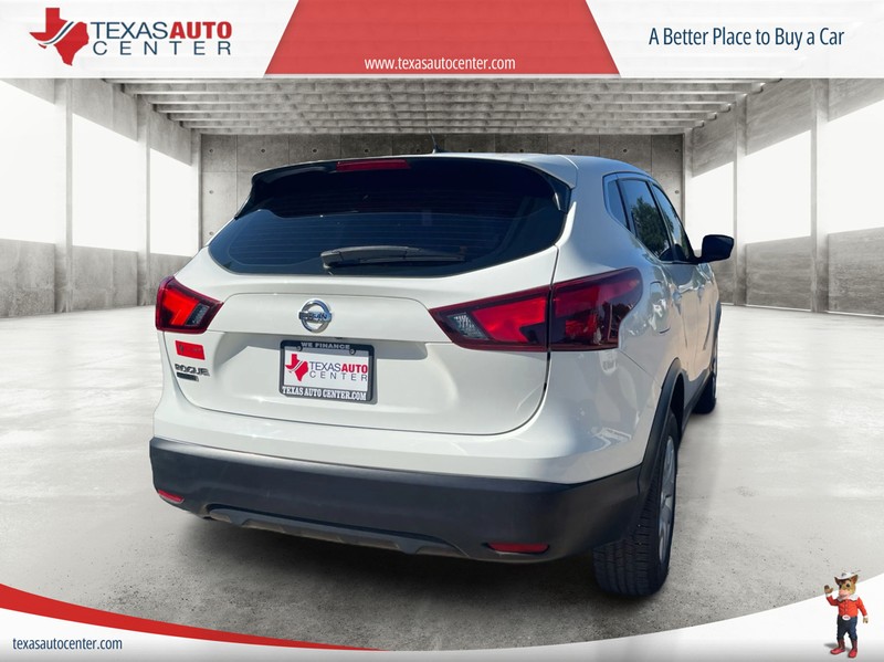 Nissan Rogue Sport Vehicle Full-screen Gallery Image 5