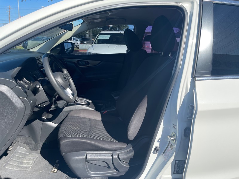 Nissan Rogue Sport Vehicle Full-screen Gallery Image 8