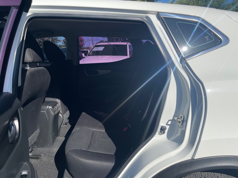 Nissan Rogue Sport Vehicle Full-screen Gallery Image 9