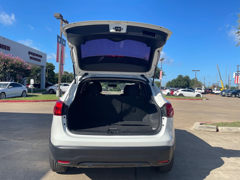 Nissan Rogue Sport Vehicle Full-screen Gallery Image 10