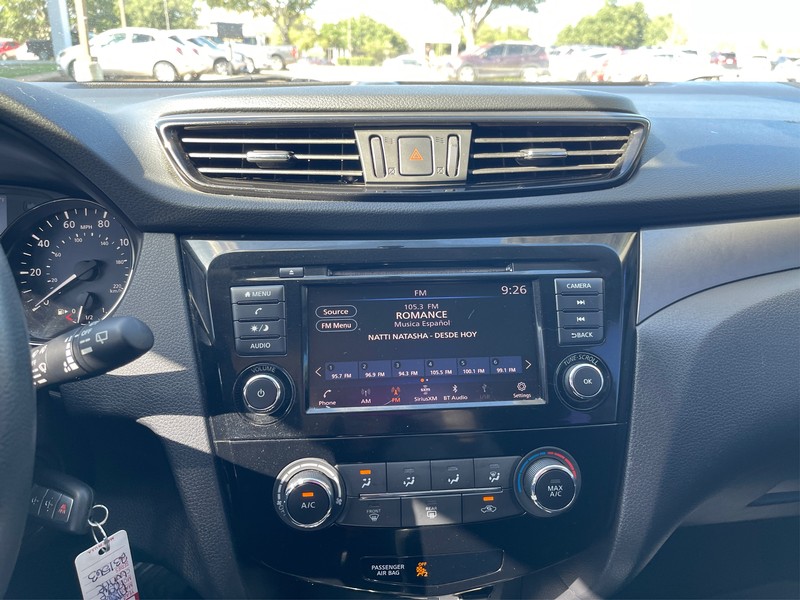 Nissan Rogue Sport Vehicle Full-screen Gallery Image 11