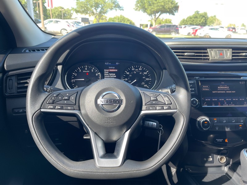 Nissan Rogue Sport Vehicle Full-screen Gallery Image 13