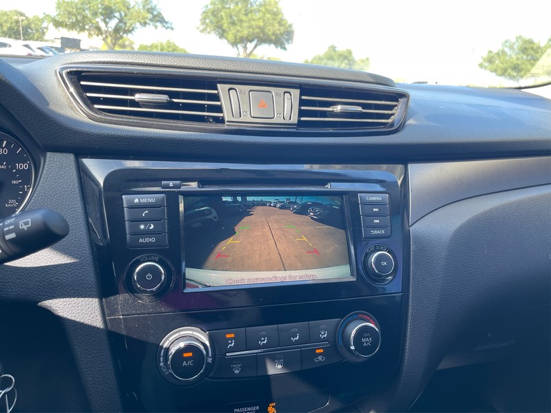 Nissan Rogue Sport Vehicle Full-screen Gallery Image 16