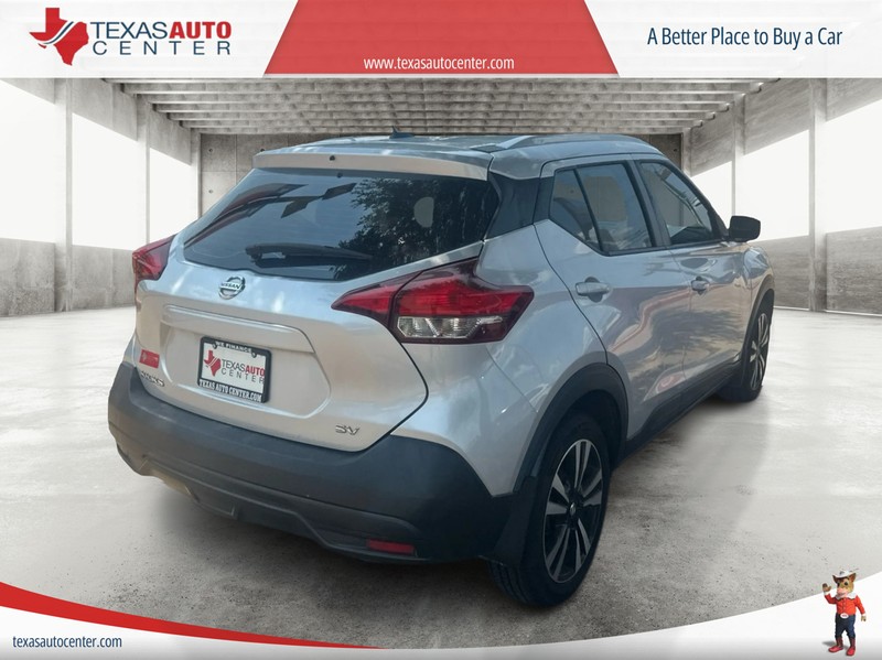 Nissan Kicks Vehicle Full-screen Gallery Image 6