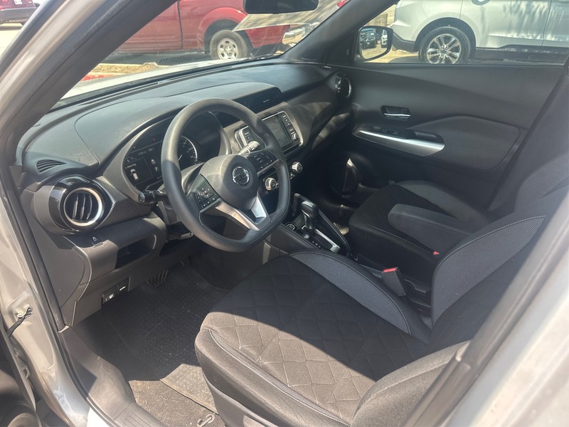 Nissan Kicks Vehicle Full-screen Gallery Image 8