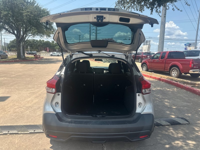 Nissan Kicks Vehicle Full-screen Gallery Image 10