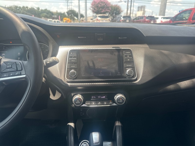 Nissan Kicks Vehicle Full-screen Gallery Image 11