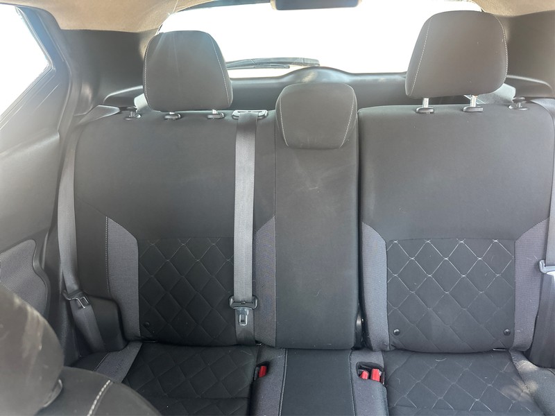 Nissan Kicks Vehicle Full-screen Gallery Image 12