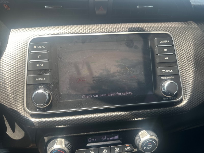 Nissan Kicks Vehicle Full-screen Gallery Image 16