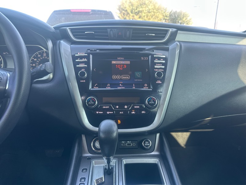 Nissan Murano Vehicle Full-screen Gallery Image 12