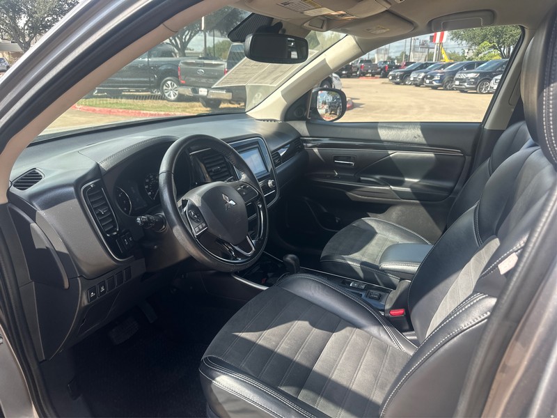 Mitsubishi Outlander Vehicle Full-screen Gallery Image 9
